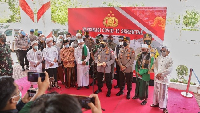 Tokoh Agama di Jatim Ikut Vaksinasi, Kapolri: Ini Jadi Penyemangat Kita Semua