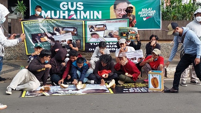Di Depan Kantor PKB, Massa Agamis Gelar Aksi Makan Durian 'Menolak Lupa Kardus Durian'