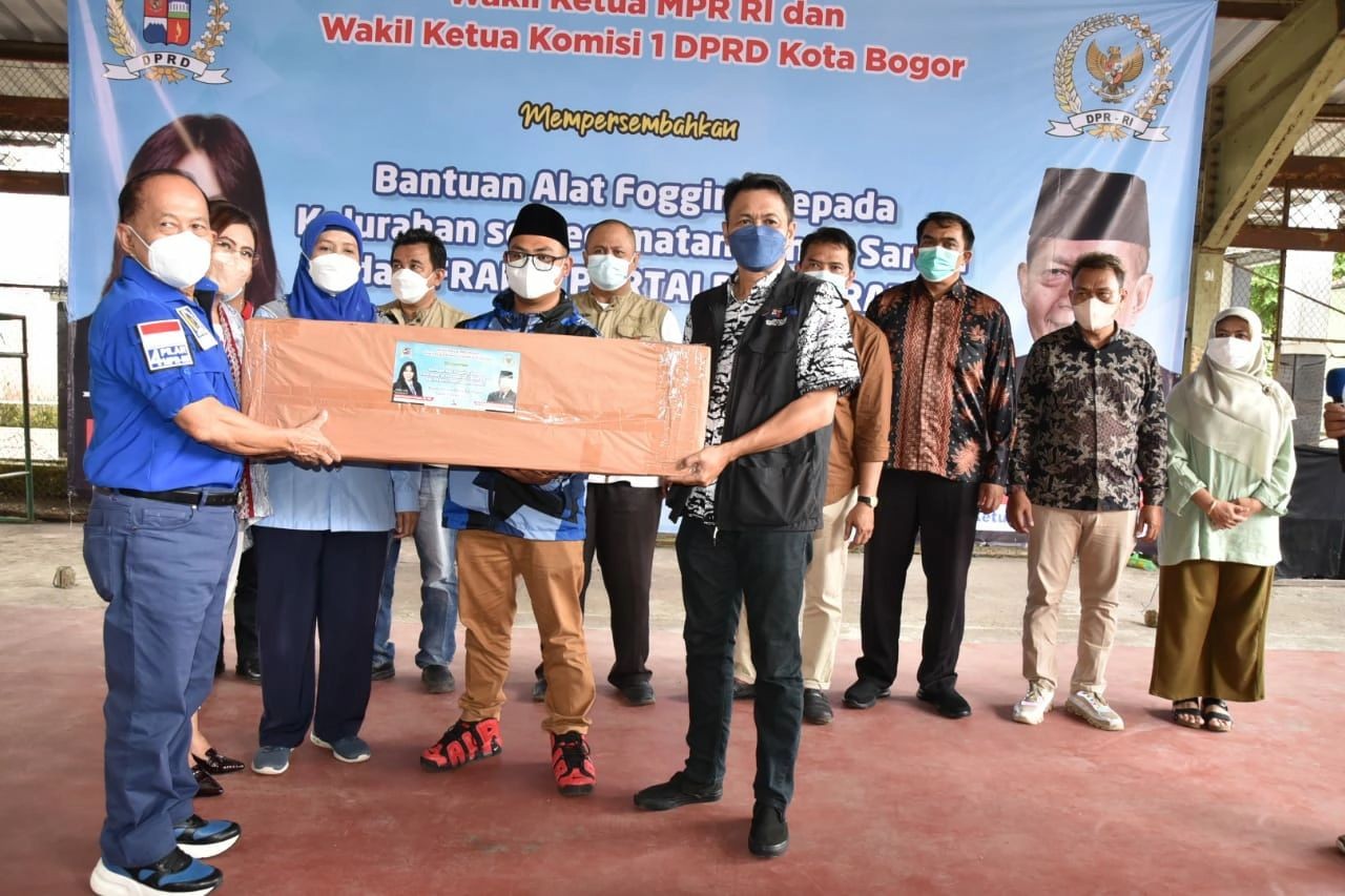 Wakil Ketua MPR Berikan Bantuan Alat Fogging Kepada Warga Bogor
