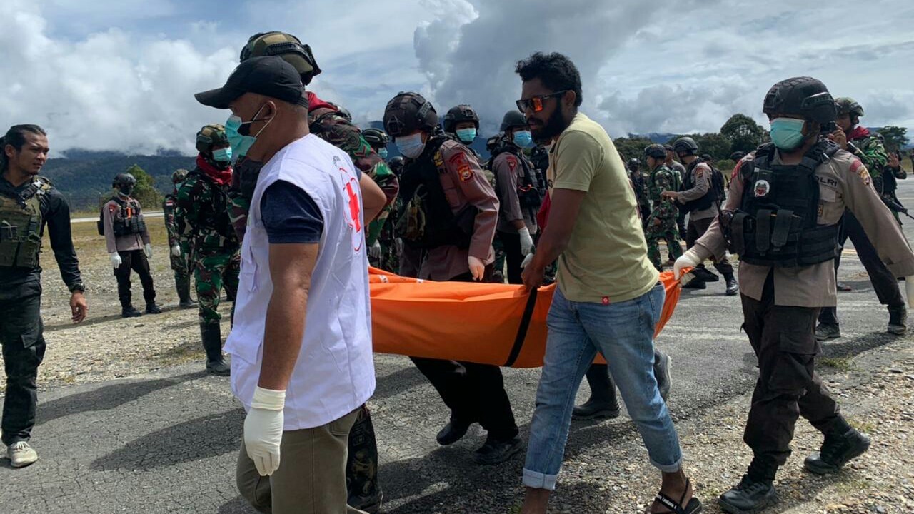 Sempat Terkendala Cuaca, TNI-Polri Berhasil Evakuasi Delapan Korban Serangan KKB