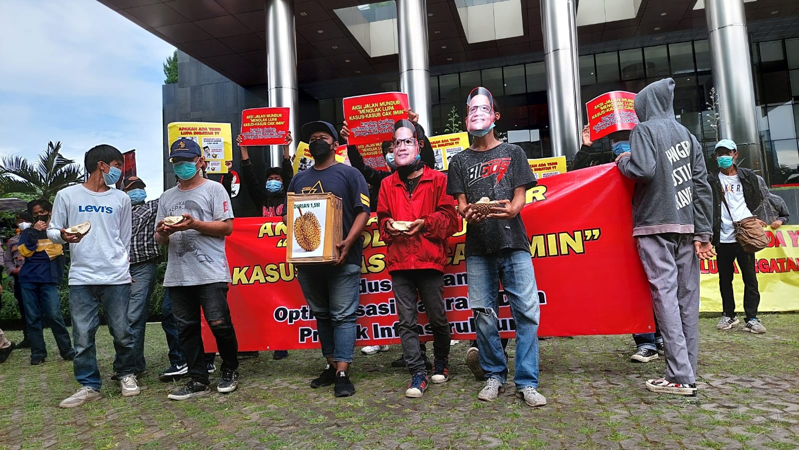 Menolak Lupa, Massa AGAMIS Aksi Jalan Mundur Sambil Santap Durian di KPK dan PKB