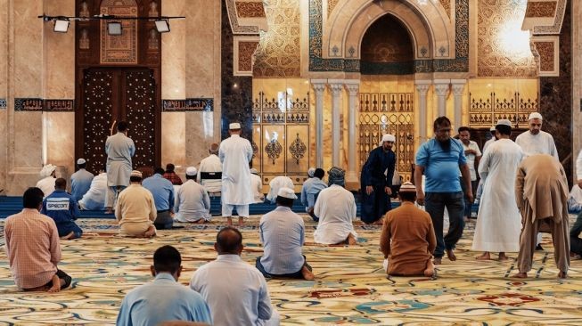 Saf Salat Kembali Dirapatkan, Kemenag: Jangan Lepas Masker, Corona Masih Ada