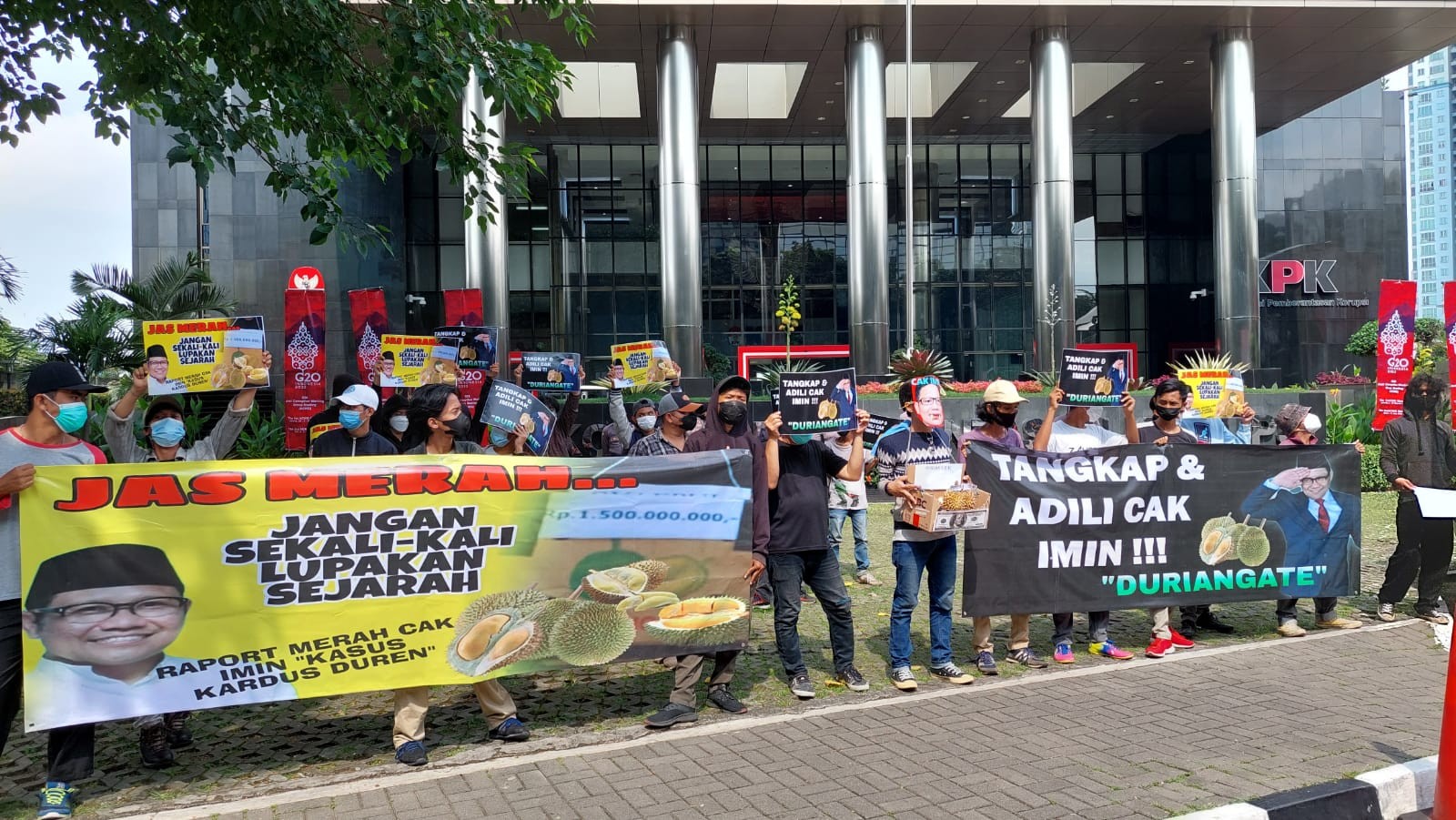 Aksi Jumat Keramat, SAKTI: Jas Merah Jangan Sekali-Kali Lupakan Sejarah Kardus Duren