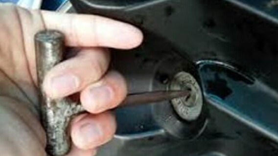 Gasak Motor Saat Hujan Deras, Pencuri di Serpong Diikat di Pagar