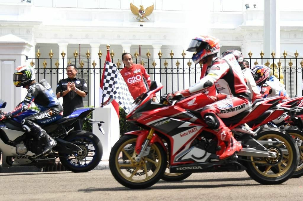 Bamsoet Bersama Presiden Jokowi Lepas Parade Energy to Speed Up Parade Pembalap MotoGP dari Istana Negara