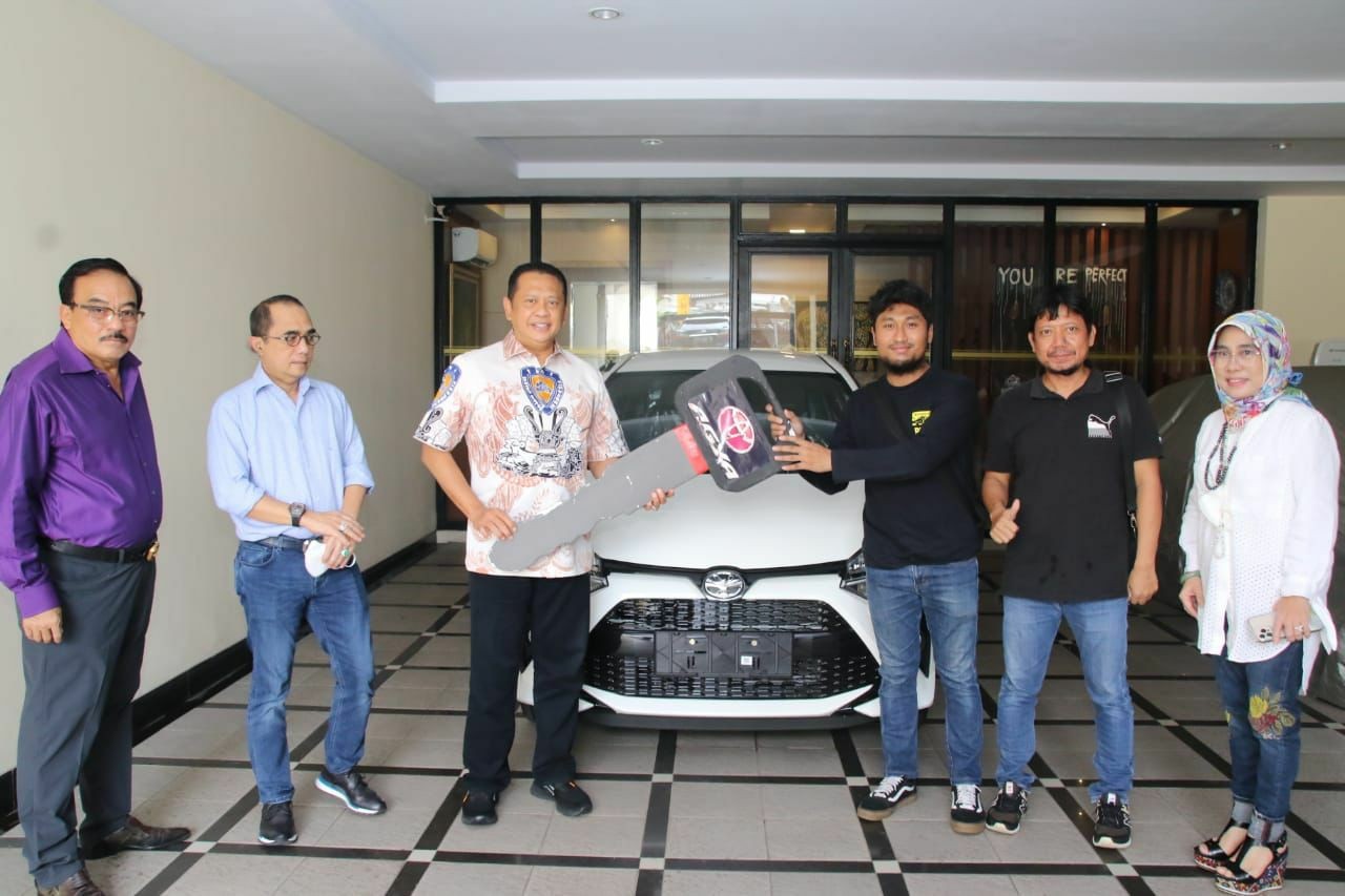 Bamsoet Serahkan Hadiah Mobil Kepada Juara Pertama BSC Racing Madness Series 2021