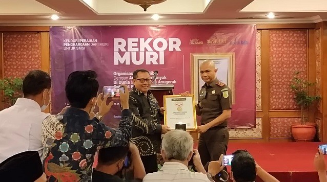 Buka Ruang Kepada Wartawan, Kajati DKI Jakarta Terima Anugerah Sahabat Pers Indonesia dari SMSI 