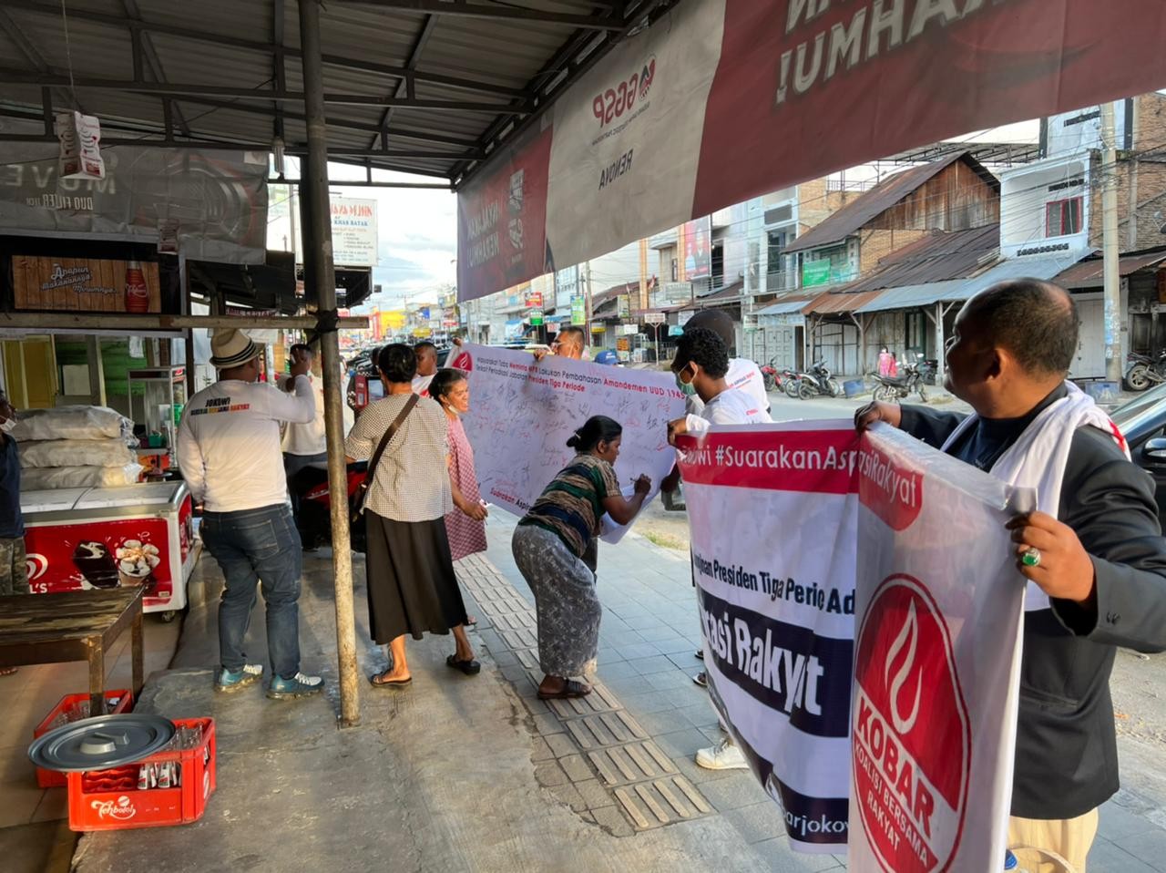 Dukung Jokowi Tiga Periode, Ratusan Masyarakat Toba Tandatangani Petisi