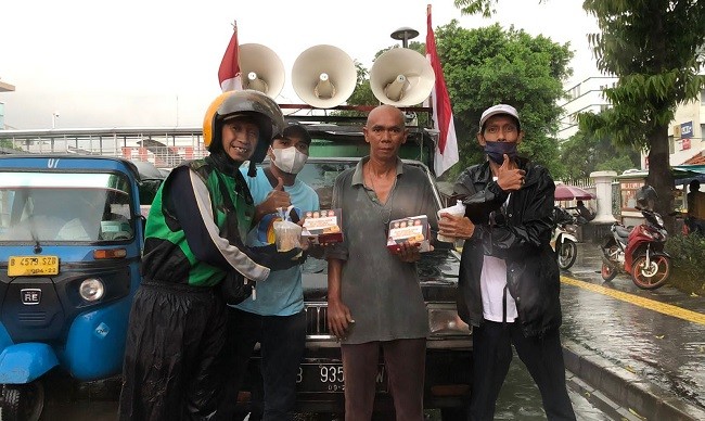 Ngabuburit Sambil Bagikan Takjil, Massa AGAMIS Menolak Lupa Kasus Kardus Durian