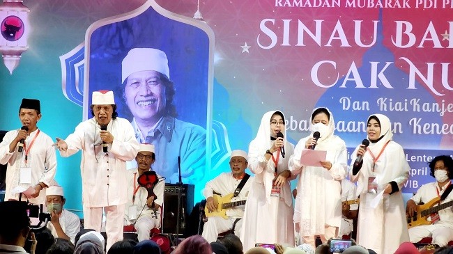 Puan Ikut Bersenandung Lagu Daerah saat Acara Sinau Bareng Cak Nun