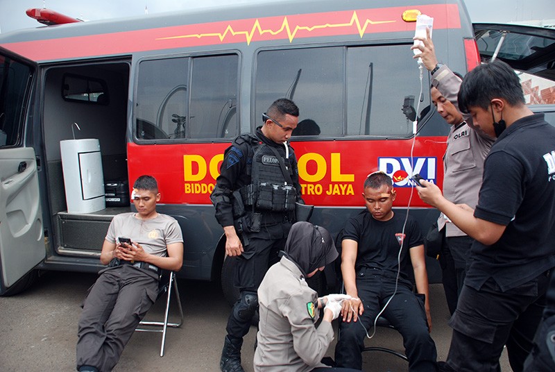 Petugas Kepolisian Luka-luka Akibat Lemparan Batu Demonstran
