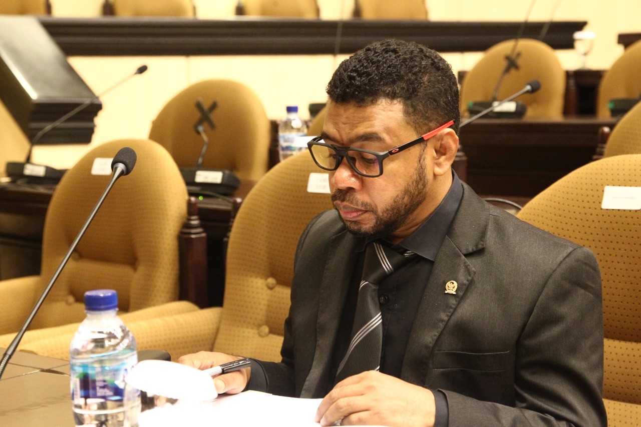 Filep Wamafma Pertanyakan Kinerja Aparat Terkait Tambang Emas Ilegal di Manokwari