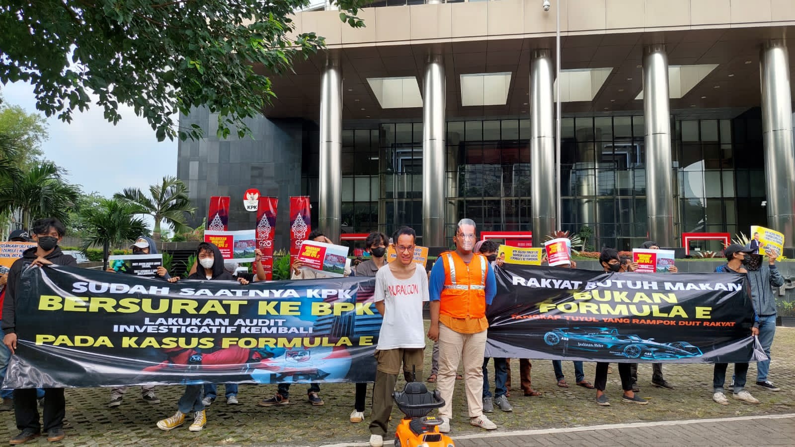 Aksi Kamisan Satgas Pemburu Koruptor: Rakyat Butuh Makan Bukan Formula E