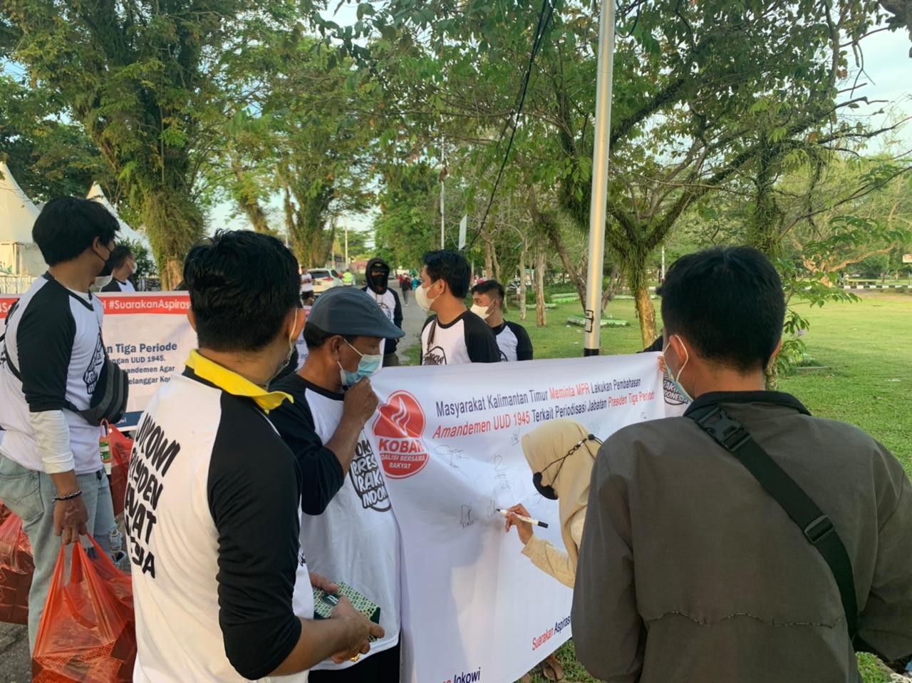 KOBAR Kaltim Bagi-Bagi Takjil dan Teken Petisi Dukung Amandemen Konstitusi