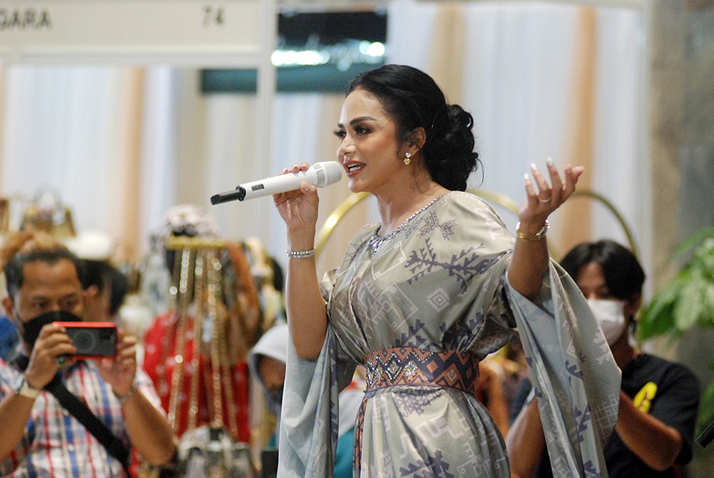Krisdayanti  Imbau Pekerja Migran Indonesia (PMI) Ikuti Prosedur