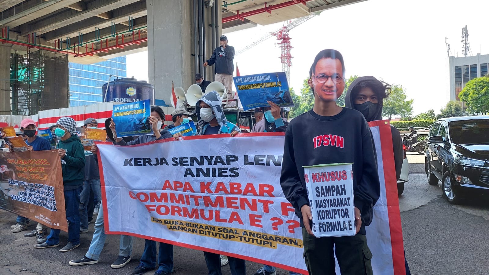 Aksi Teatrikal di KPK #BersihkanJakarta dari Koruptor Formula E