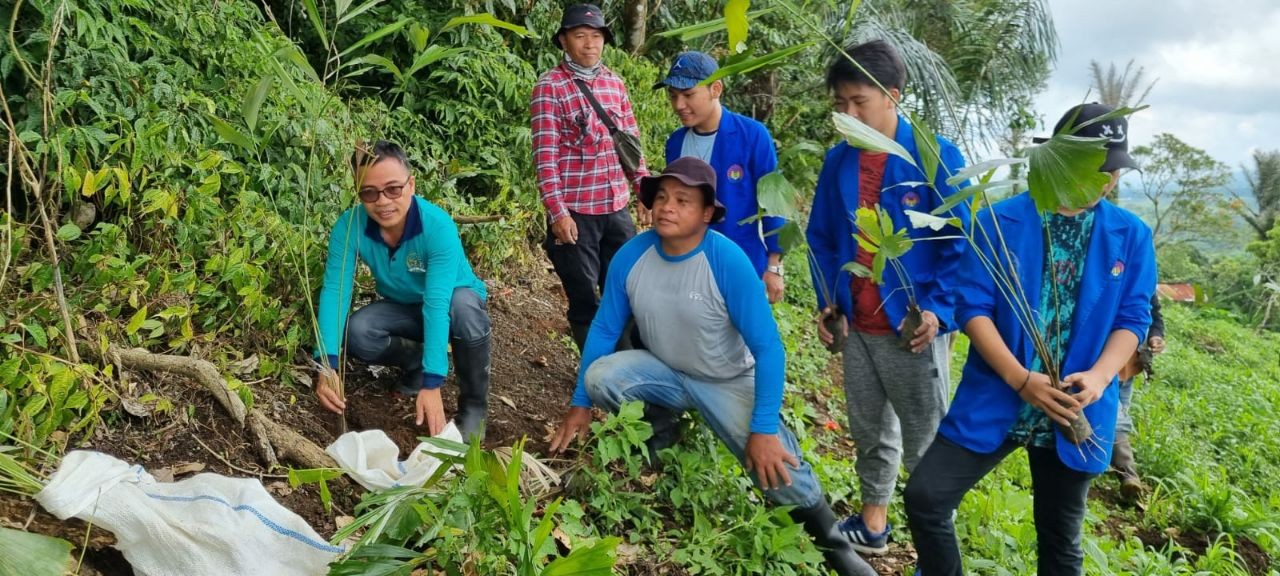 Senator Stefa Bersama Kelompok Tani Tanam Pohon di Gunung Tampusu