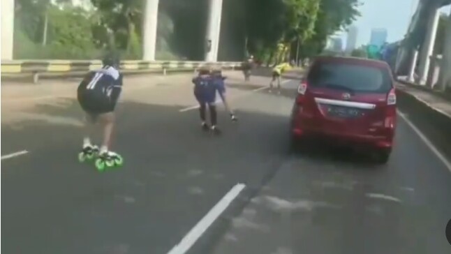 Berbahaya, Polisi Bakal Tegur Pemain Sepatu Roda yang Melintas di Jalan Gatot Subroto