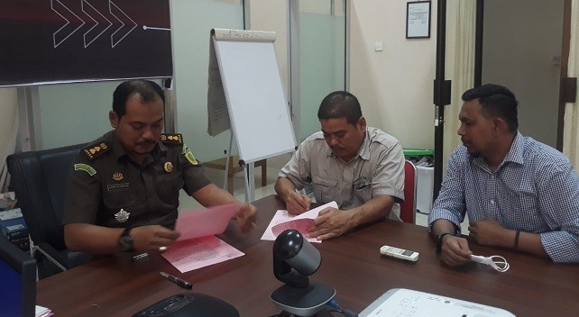 Pelimpahan Tahap II, Kejati Aceh Serahkan Tersangka dan Berkas Perkara Korupsi Jembatan Kuala Gieging