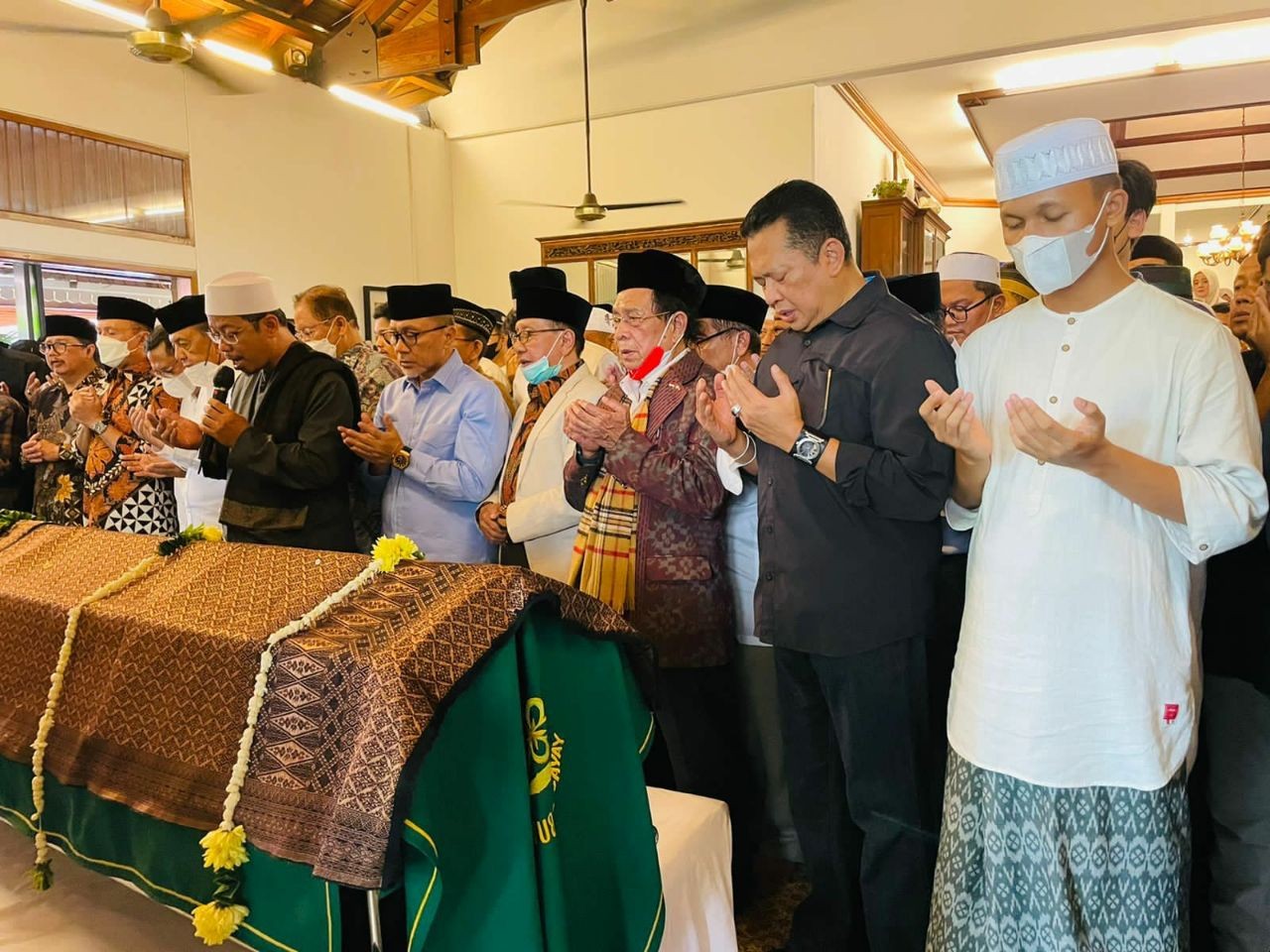 Zulhas dan Sejumlah Tokoh Antar Fahmi Idris ke Tempat Peristirahatan Terakhir