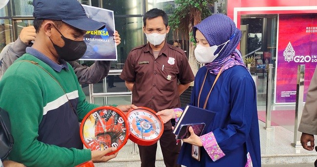 Beri Jam Dinding, Massa Minta KPK Jangan Berlama-Lama Umumkan Hasil Penyelidikan Formula E