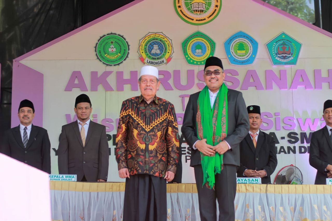 Dikalungi Surban Hijau Kiai Ghofur, Gus Jazil Sah Jadi Keluarga Besar Pesantren Sunan Drajat