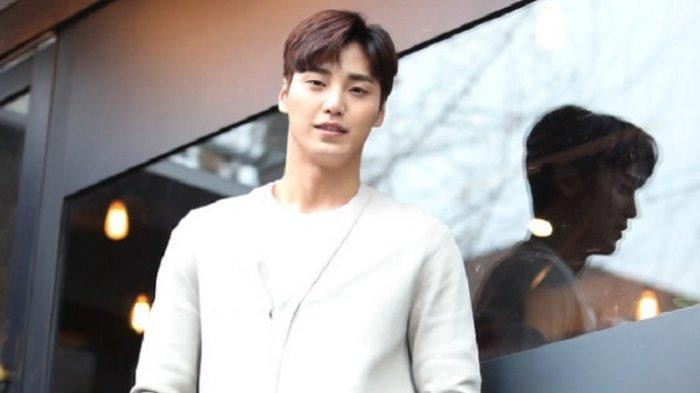 Lee Tae Hwan Mulai Wajib Militer Akhir Bulan Ini