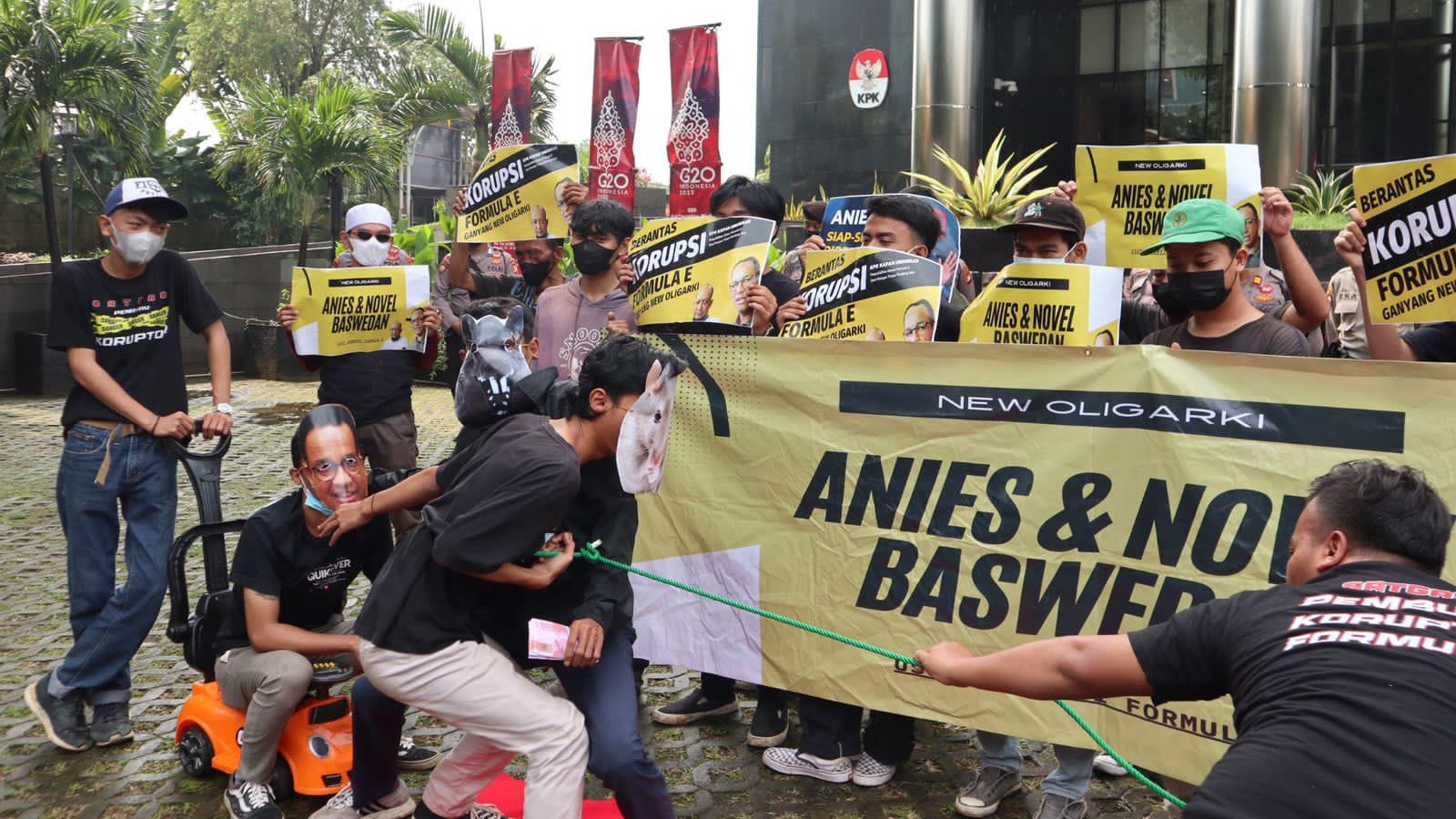 Gelar Aksi Teatrikal, Massa Pendemo Desak KPK Seret Koruptor Formula E