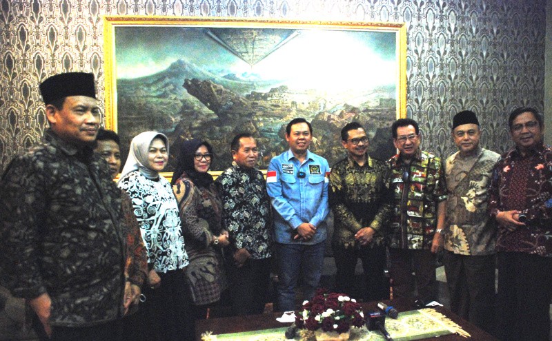 Sultan B.Najamudin Silahturahmi Dengan Imam Islamic Center Of New York
