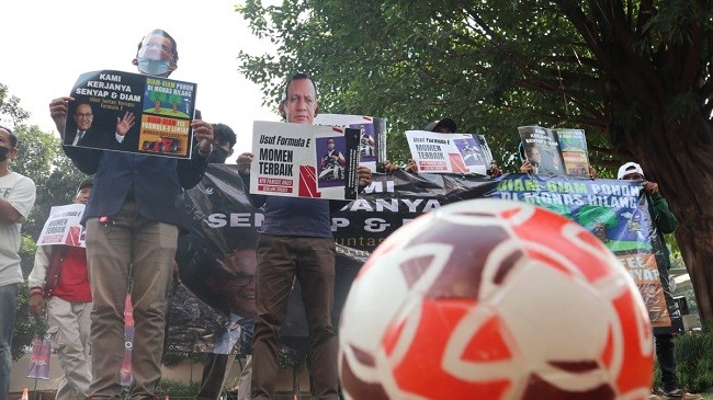Dinilai Kurang Serius Usut Kasus Formula E, Pendemo Sentil KPK Dengan Teatrikal Main Bola