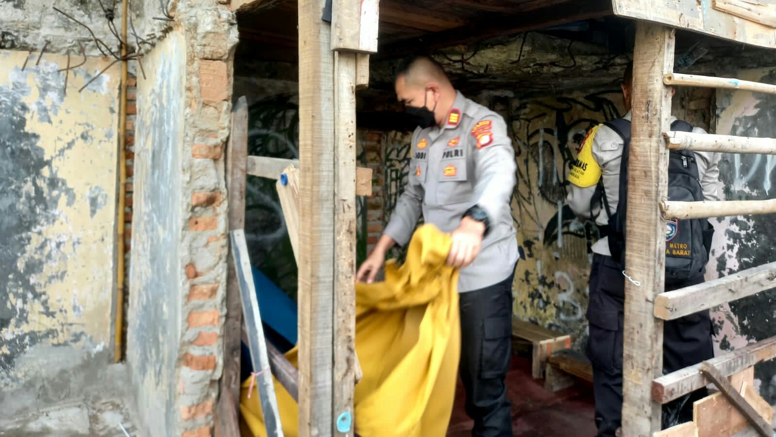 Gerebek Kampung Boncos, Polisi Tangkap Enam Orang dan Sita Sabu