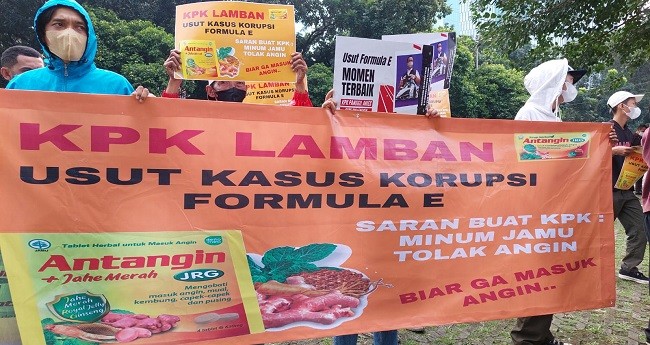 Bawa Jamu Tolak Angin, Pendemo: Biar KPK Gak Masuk Angin Tangani Kasus Formula E