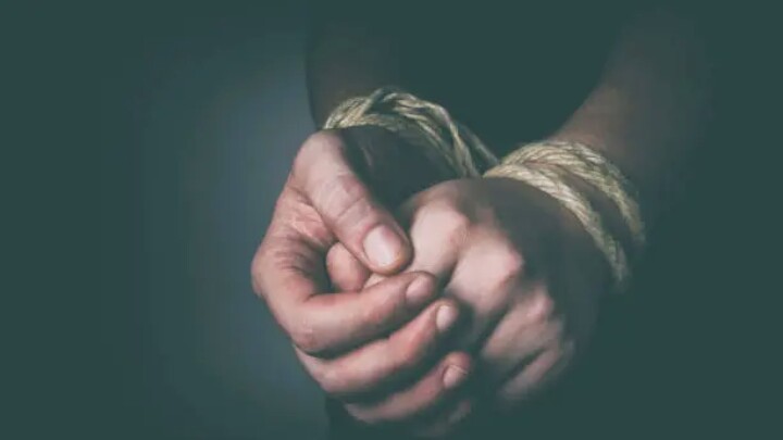 Tertinggal di Mobil, Sopir Taksi Online Gasak Uang Rp 10 Juta Milik Korban