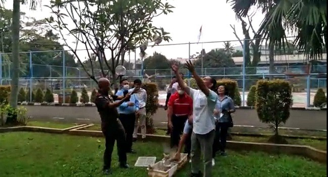 Jaga Keseimbangan Alam, Kajati DKI Lepaskan Burung dari Sangkarnya Agar Terbang Bebas