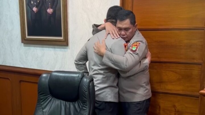 Momen Haru Saat Kadiv Propam Menangis di Pelukan Kapolda Metro