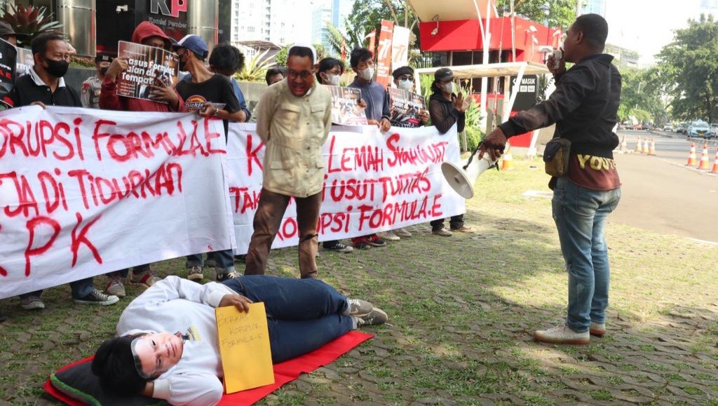 Sindir Kasus Formula E 'Dininabobokan', Pendemo Gelar Teatrikal Tiduran di Gedung KPK
