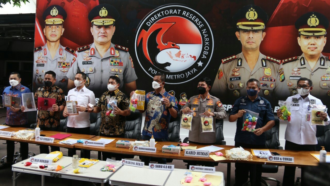 Ekspor Biji Kokain Bermodus Boneka Jari, Seorang Pria Ditangkap Polisi