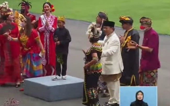 Joget di Hadapan Jokowi, Prabowo: Diizinkan Presiden