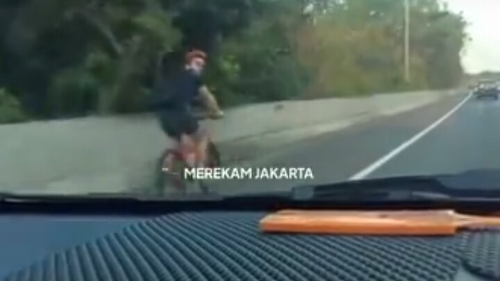 Baru Sehari di Indonesia, WN Arab Nyelonong Masuk Tol Pakai Sepeda