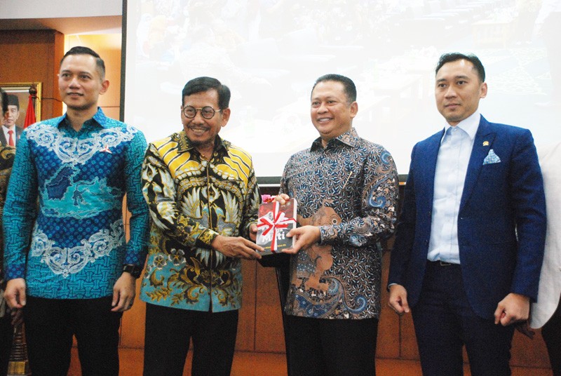 Muhammad Jafar Hafsah Luncurkan Buku