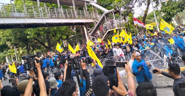 Demo PMII Sempat Ricuh, Massa  Bakar Ban dan Robohkan Kawat Berduri