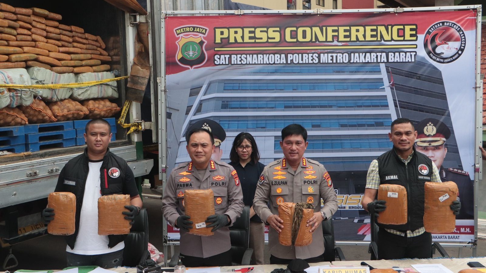 Bukan Cuma Sayur, Truk Tronton yang Diamankan di Lampung Juga Berisi 304 Kilo Ganja