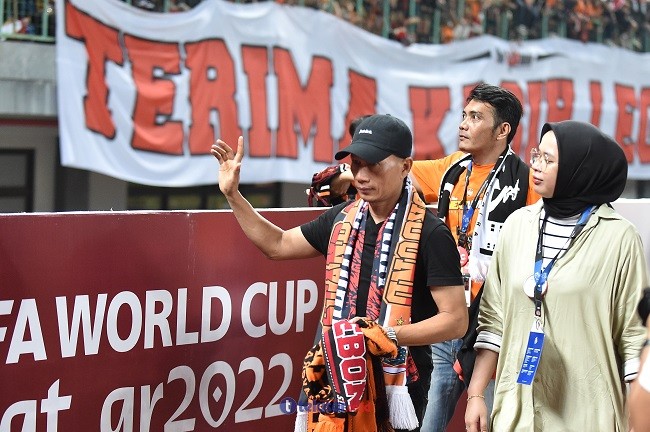 FOTO: Penuh Haru, Ismed Sofyan Resmi Berpisah Dengan Persija Jakarta