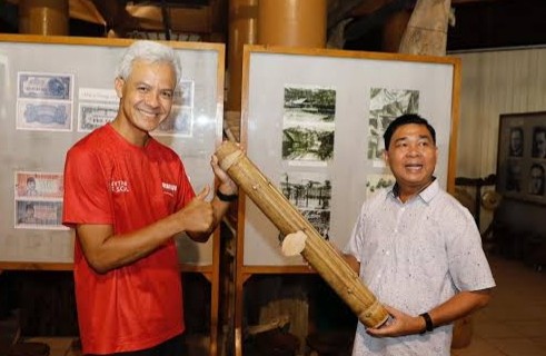 Kunjungi Nias, Ganjar Pranowo Diberi Hadiah Tutuhao dan Buku