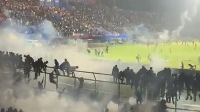 IPW: Sesuai Aturan FIFA, Penggunaan Gas Air Mata di Stadion Sepak Bola Dilarang