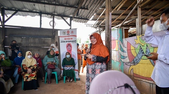 Anis Byarwati Beri Bantuan Peralatan Rumah Tangga Untuk Korban Kebakaran Pulo Kambing Jaktim