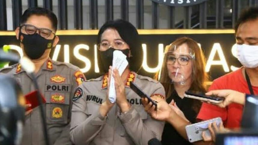 Info Hoax Ijazah Palsu Jokowi, Bambang Tri dan Sugi Nur Ditangkap Polisi