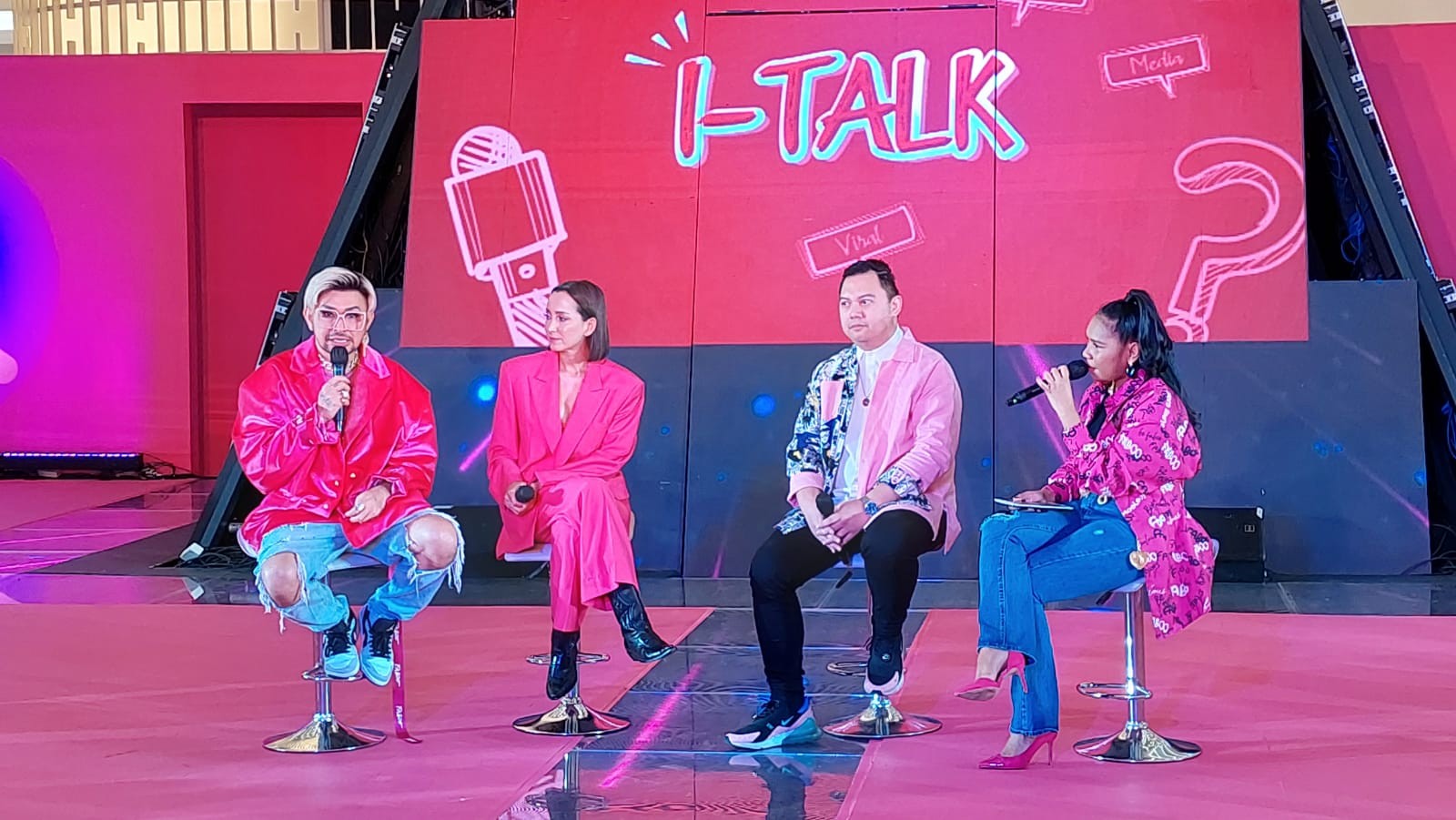 Serba Pink! Caren Delano Gelar Pameran ABRACADABRA