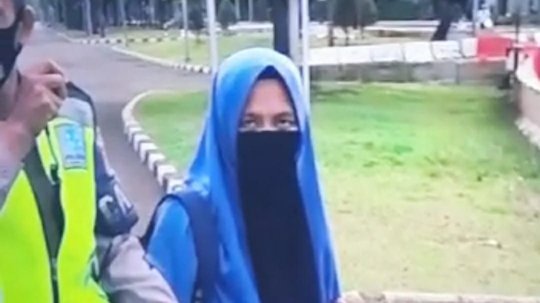 Wanita Bercadar yang Diduga Todong Paspampres Diamankan di Polres Jakpus