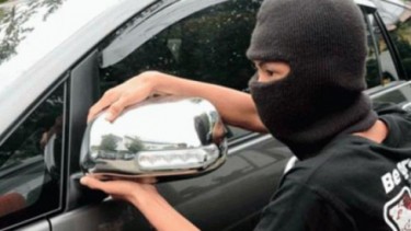 Incar Spion Mobil Mewah yang Terjebak Macet, Dua Orang Ditangkap Polisi